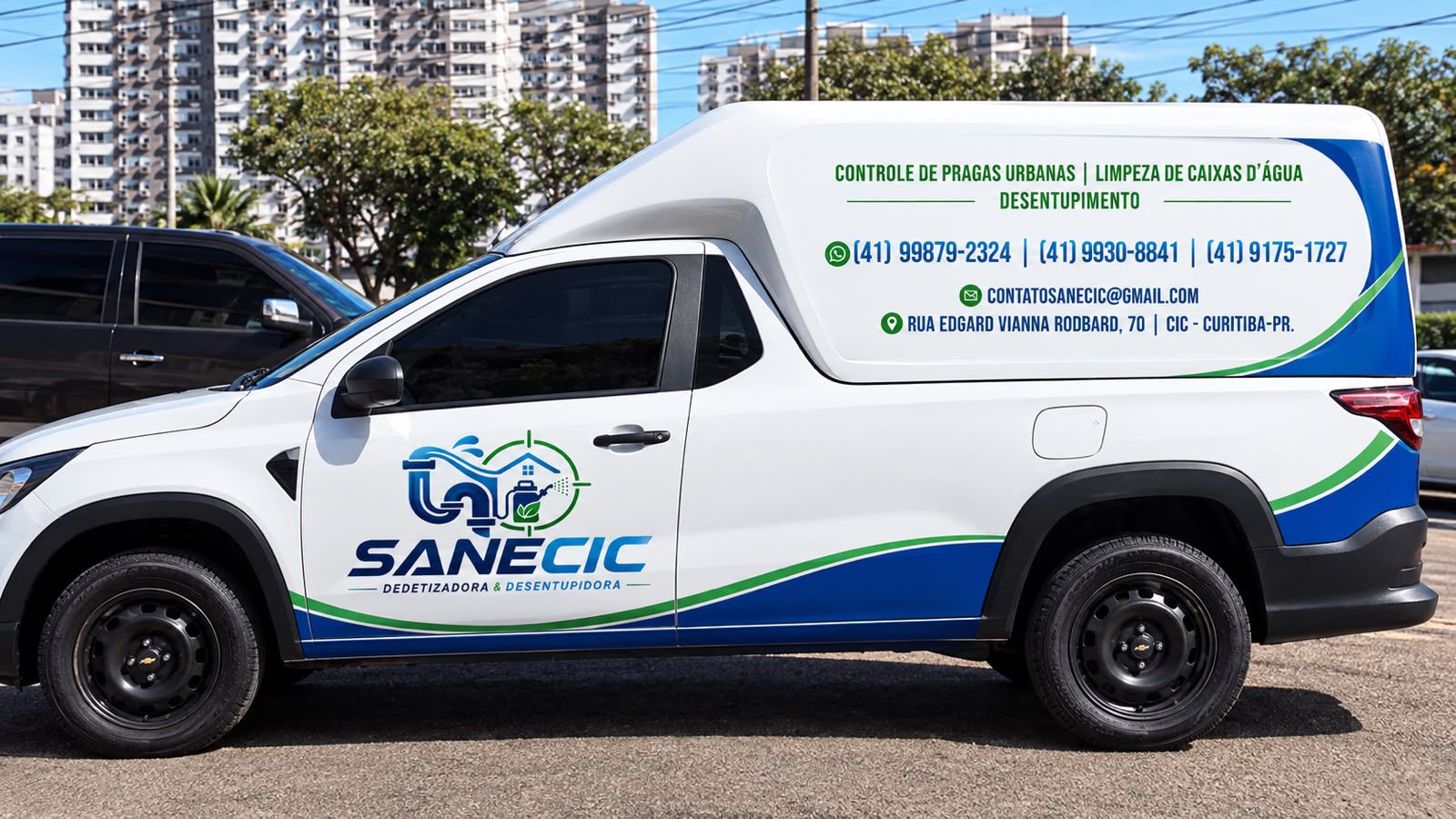 Profissional com equipamento de inspeção e desentupimento